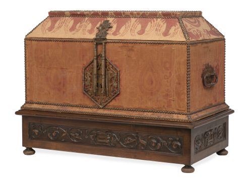 Arqueta con alma de madera forrada en seda con cerradura en