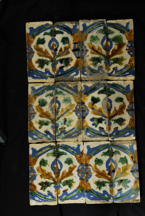 Panel de doce azulejos de arista.Triana, S.XVI.