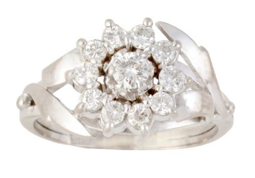 Sortija con flor cuajada de brillantes engastados en garras