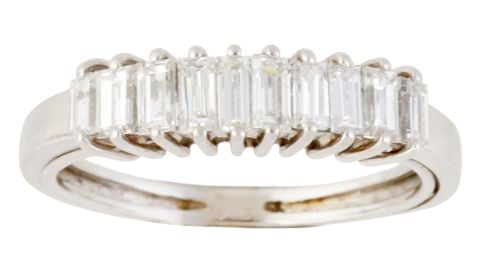 Sortija media alianza con diamantes en talla baguette