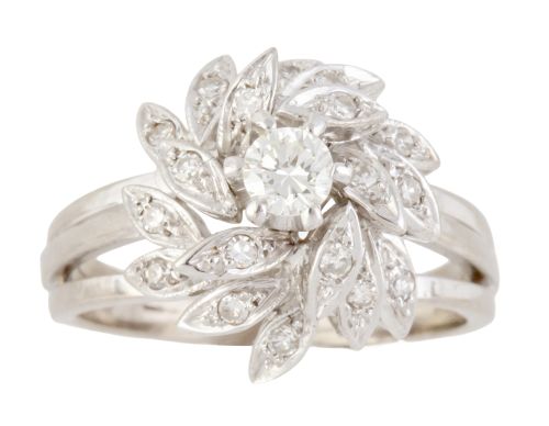 Sortija con diseño de flor con brillante elevado central, r