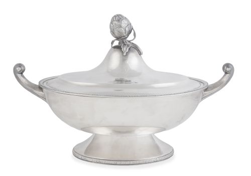 Sopera de plata en su color, de estilo Luis XVI, con pomo r