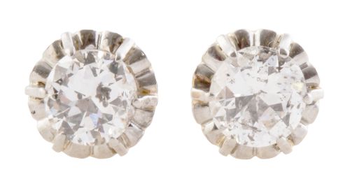 Pendientes dormilonas con brillantes engastados en garras e