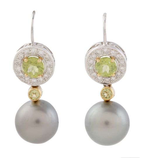 Pendientes con peridoto central rodeado por orla de brillan