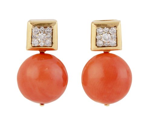 Pendientes con botones de coral, y cuadrado de brillantes e