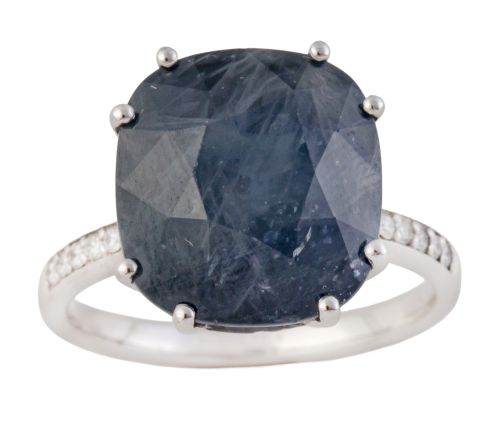 Sortija con zafiro gris azulado en talla cojín de 12,32 ct