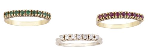 Conjunto de tres medias alianzas de brillantes, rubíes y es