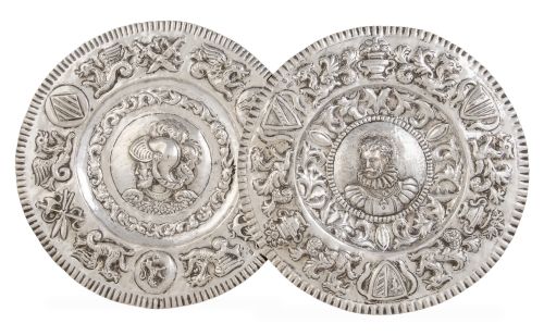 Pareja de platos historicistas de plata repujada. Con marca