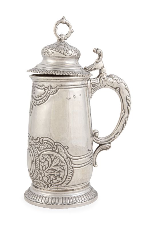 Tankar de plata con decoración grabada. Con marcas apócrifa