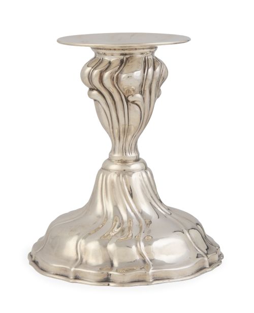 Candelero de plata de estilo rococó.España, S. XX.