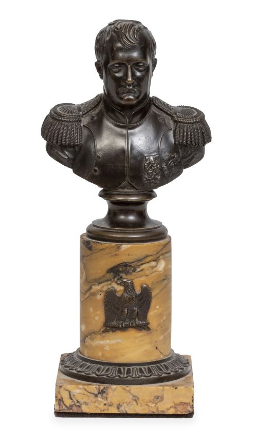 Napoleón Bonaparte.Busto de bronce patinado sobre columna