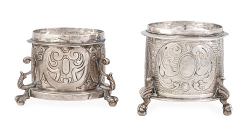 Pareja de saleros de pellizco de plata en su color, decorad