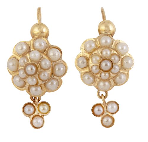 Pendientes de pp. S. XX de perlas con flor superior y peque