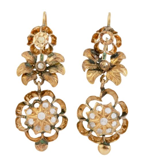 Pendientes isabelinos con flor calada con zafiros blancos, 