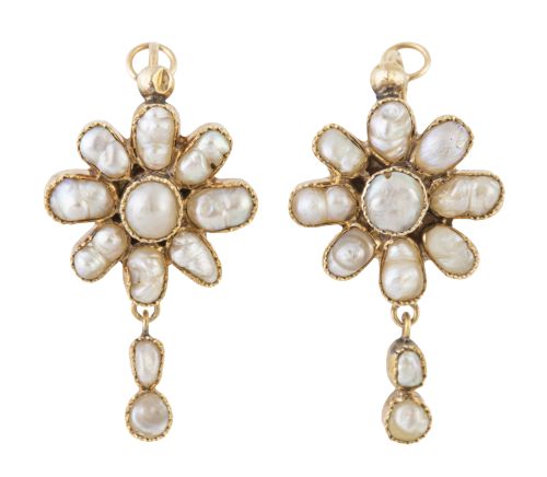 Pendientes de pp. S. XX con diseño de flor de perlas aljófa