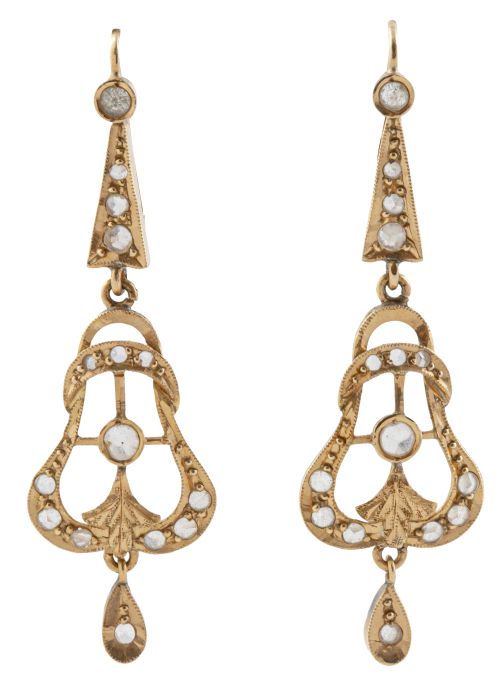 Pendientes largos de pp. S. XX con forma acampanada decorad