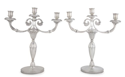 Pareja de candelabros que se transforman en candeleros de t