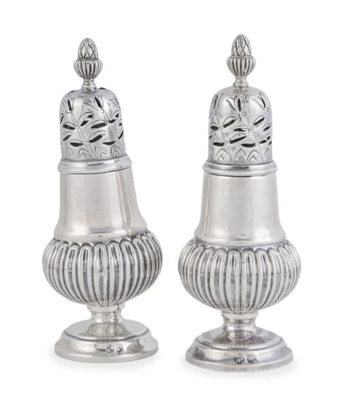 Pareja de "sugar casters" de plata. Con marcas.Dionisio G