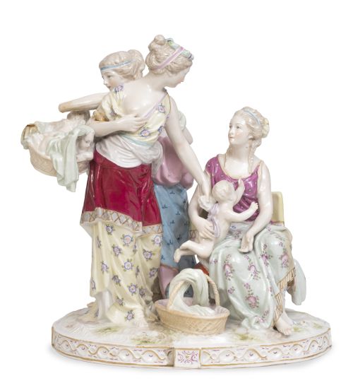 Grupo escultórico con figuras femeninas y niños de porcelan