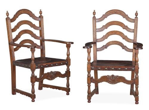 Pareja de sillas de brazos de madera torneada y asiento de 