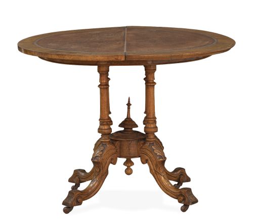 Mesa de juego de madera de nogal y patas talladas.Inglate