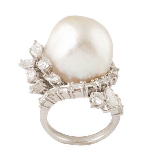 Conjunto de pendientes y sortija con grandes perlas, (posib