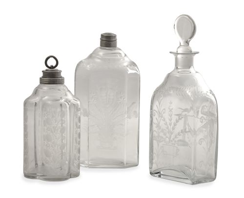 Lote de tres garrafas de cristal con decoración grabada de 