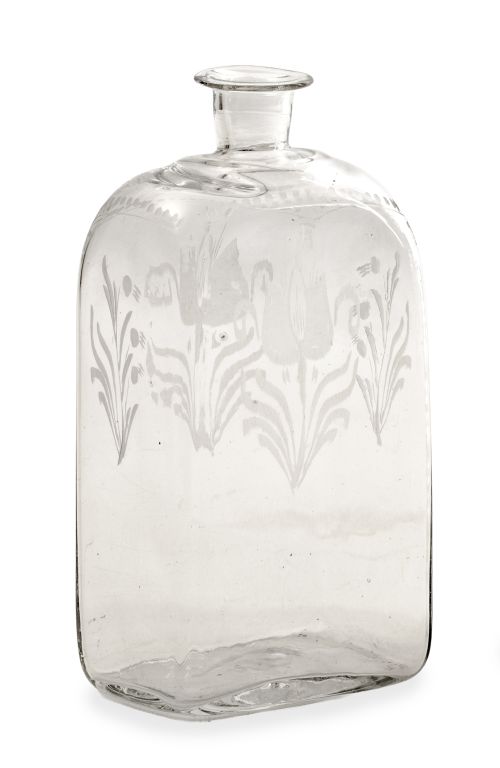 Garrafa de vidrio transparente con flores grabadas en mate.