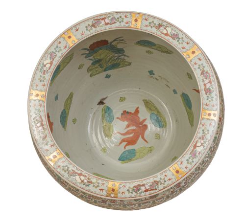 Pecera de porcelana esmaltada con personajes en interior, f