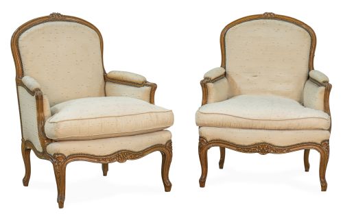 Pareja de bergeres de madera de haya tallada de estilo Luis