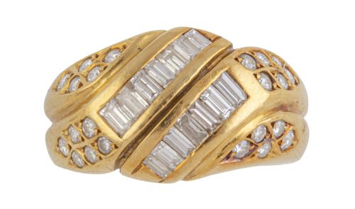 Sortija ancha con dos bandas con diamantes en talla baguett