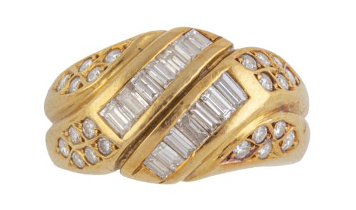 Sortija ancha con dos bandas con diamantes en talla baguett