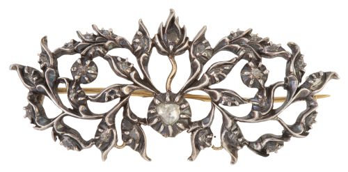 Broche S. XIX en diseño calado de formas vegetales, decorad