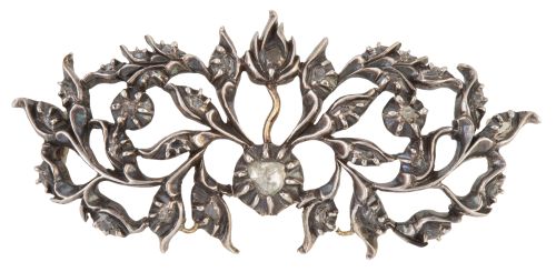 Broche S. XIX en diseño calado de formas vegetales, decorad