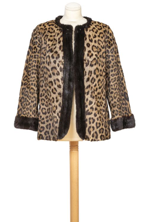 Chaqueta corta vintage de piel de leopardo con puños y rive