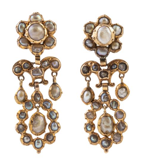Pendientes largos S.XIX de perlas finas de aljófar, con tre