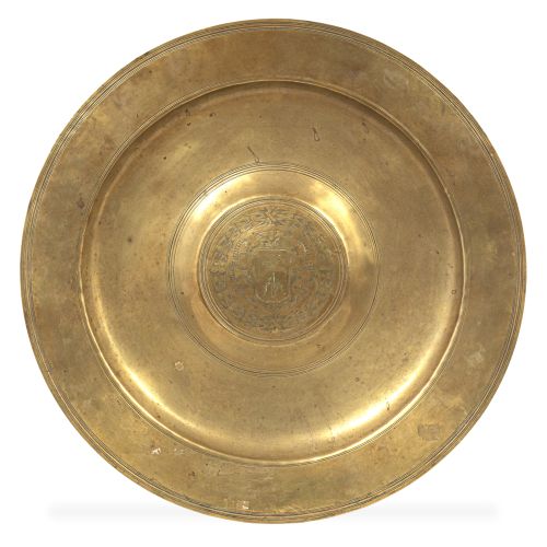 Plato limosnero de bronce dorado, con escudo grabado en el 