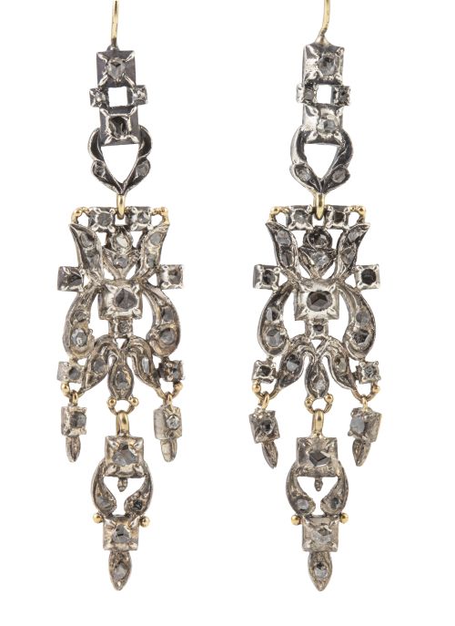 Pendientes largos de diamantes de talla rosa siguiendo mode