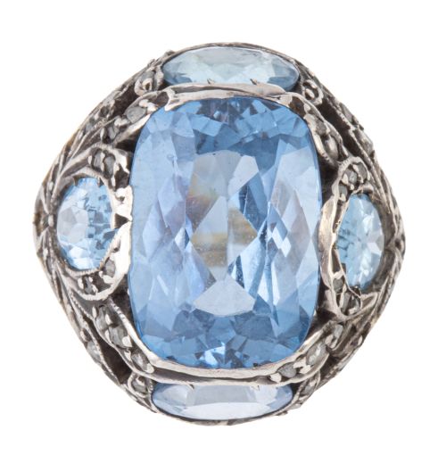 Sortija de estilo Art-Decó con piedras azules en montura ca