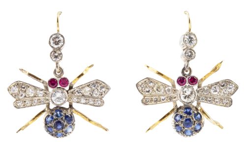 Pendientes con diseño de mosca, con cuerpo y alas cuajados 