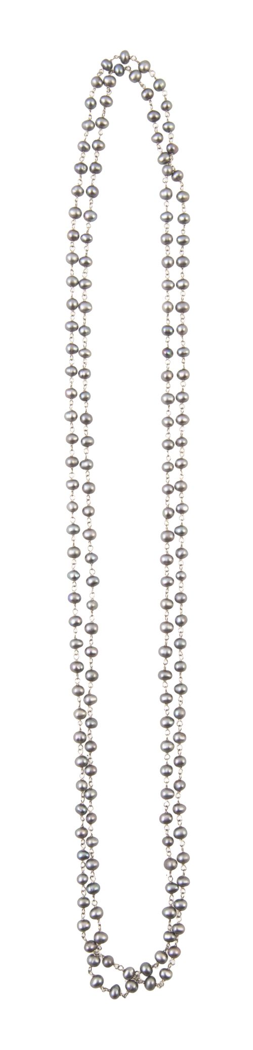 Collar largo de perlas grises alternas con cadena de platino