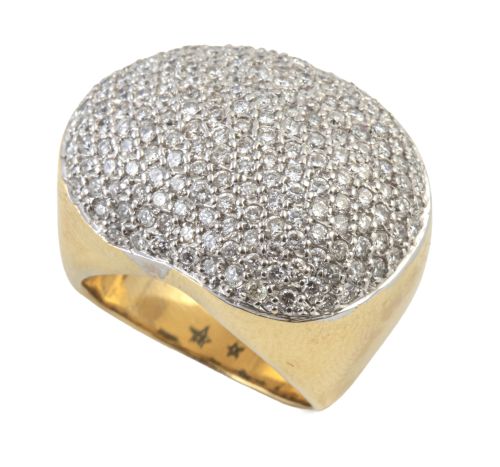 Sortija con frente oval bombée pavé cuajada de brillantes