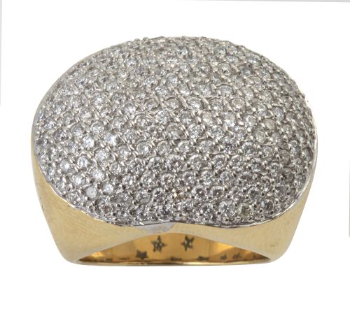 Sortija con frente oval bombée pavé cuajada de brillantes