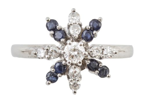 Sortija con diseño de flor de zafiros y brillantes