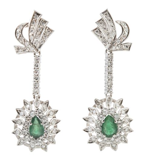 Pendientes largos de esmeraldas y brillantes, con diseño de