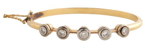 Brazalete rígido estilo Art-Decó decorado en el frente con 