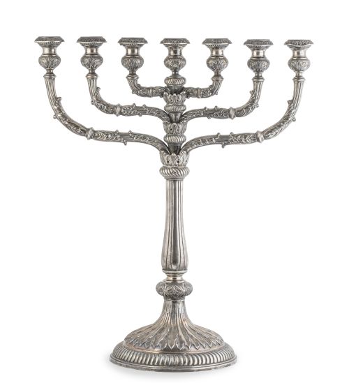 Menorá o candelabro judío de plata en su color, moldeado, c