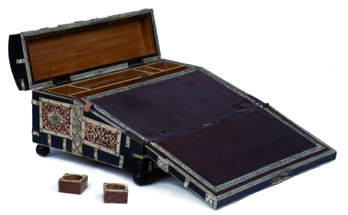 Escritorio de viaje de marfil y ébano con decoración pirogr