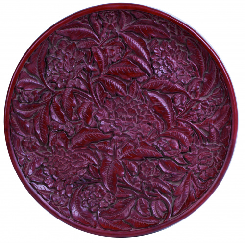 Plato de laca cinabrio con decoración de peonías.China, Di