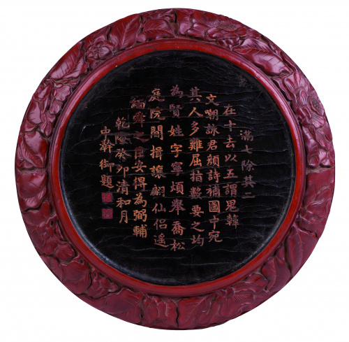 Plato de laca cinabrio con decoración de peonías.China, Di